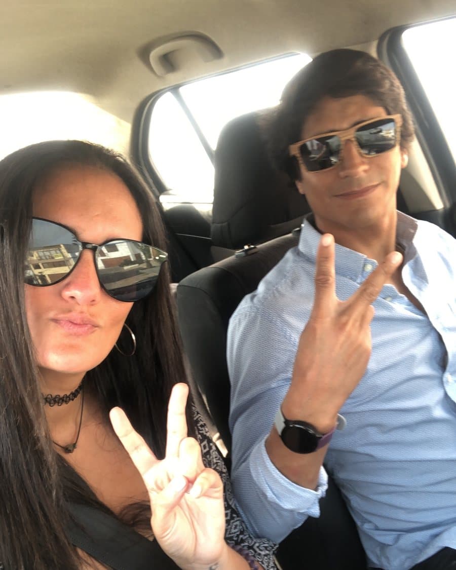 Paula y Juan Diego en el carro, de salida