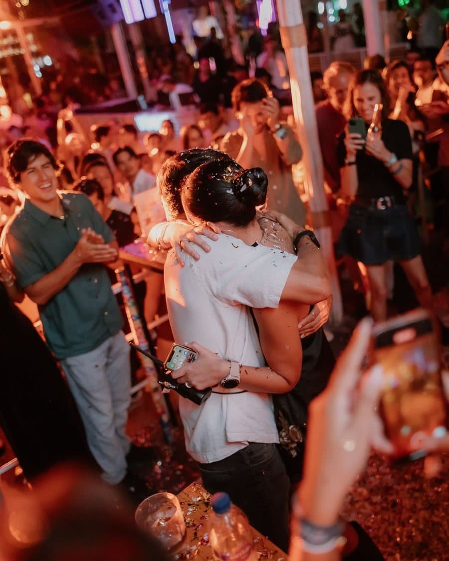 Paula y Juan Diego abrazados en una fiesta
