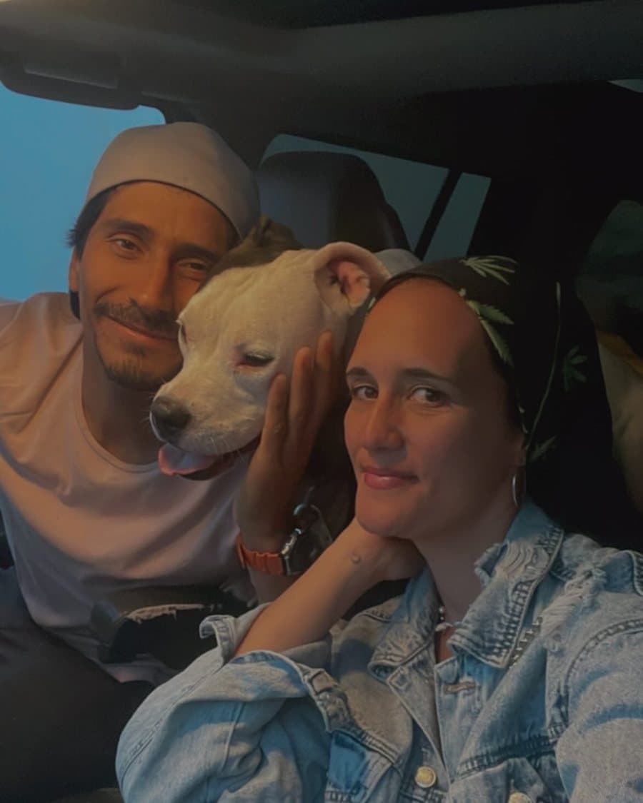 Paula y Juan Diego con uno de los perros
