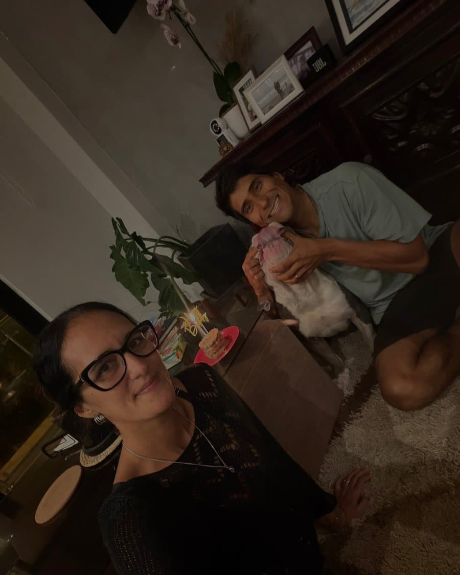 Paula y Juan Diego en una reunión con amigos