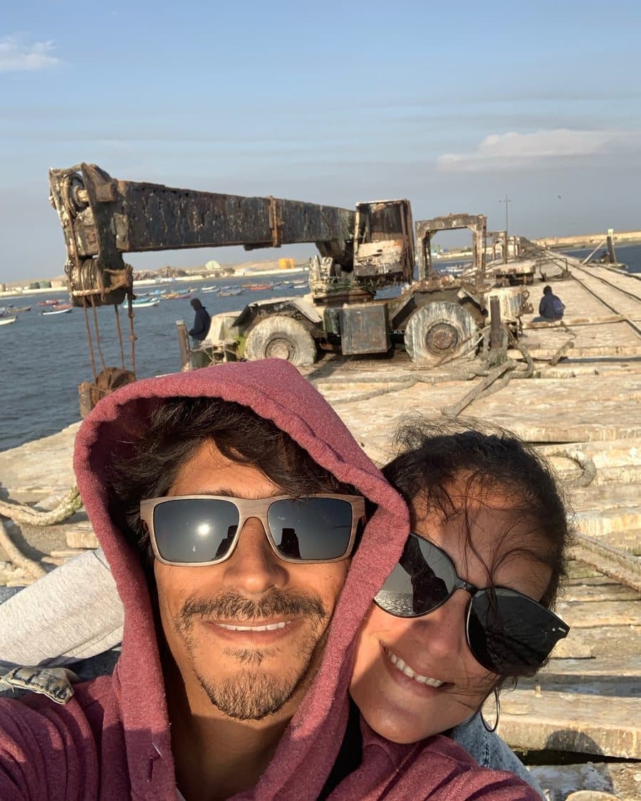Paula y Juan Diego en la orilla, con el mar detrás