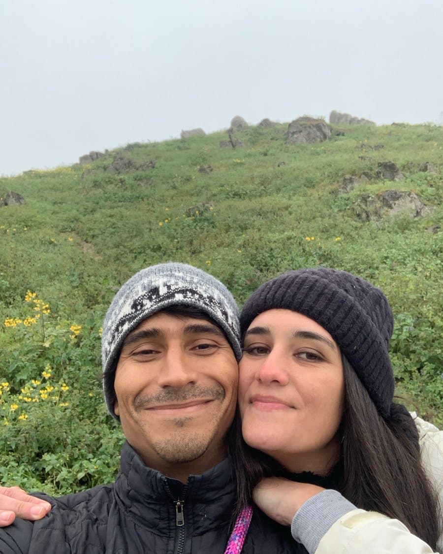 Paula y Juan Diego en un cerro verde
