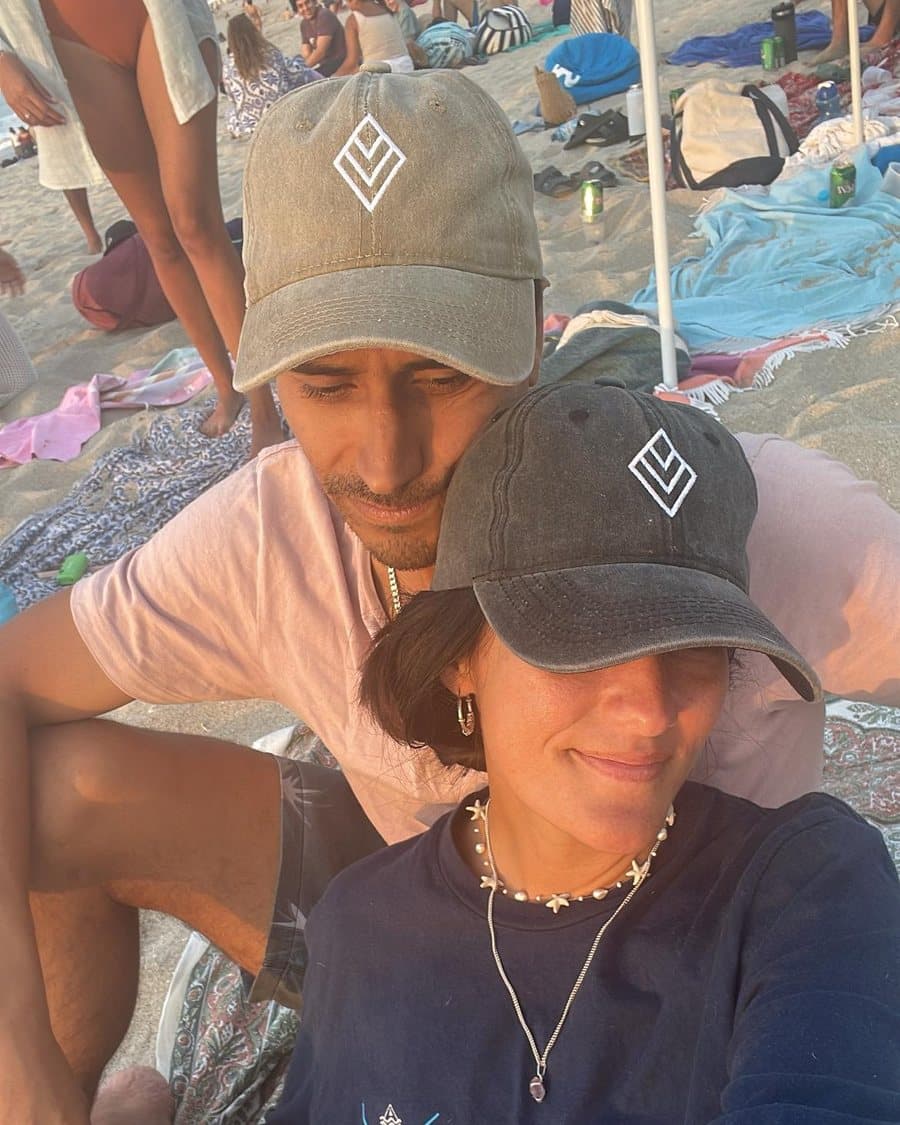 Paula y Juan Diego con gorras, de paseo