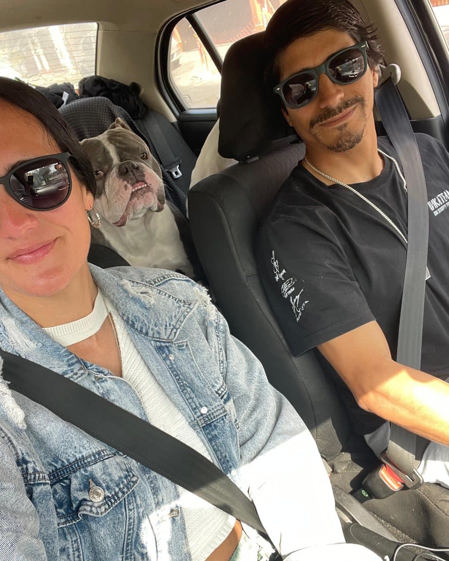 Paula y Juan Diego en el carro, con lentes de sol
