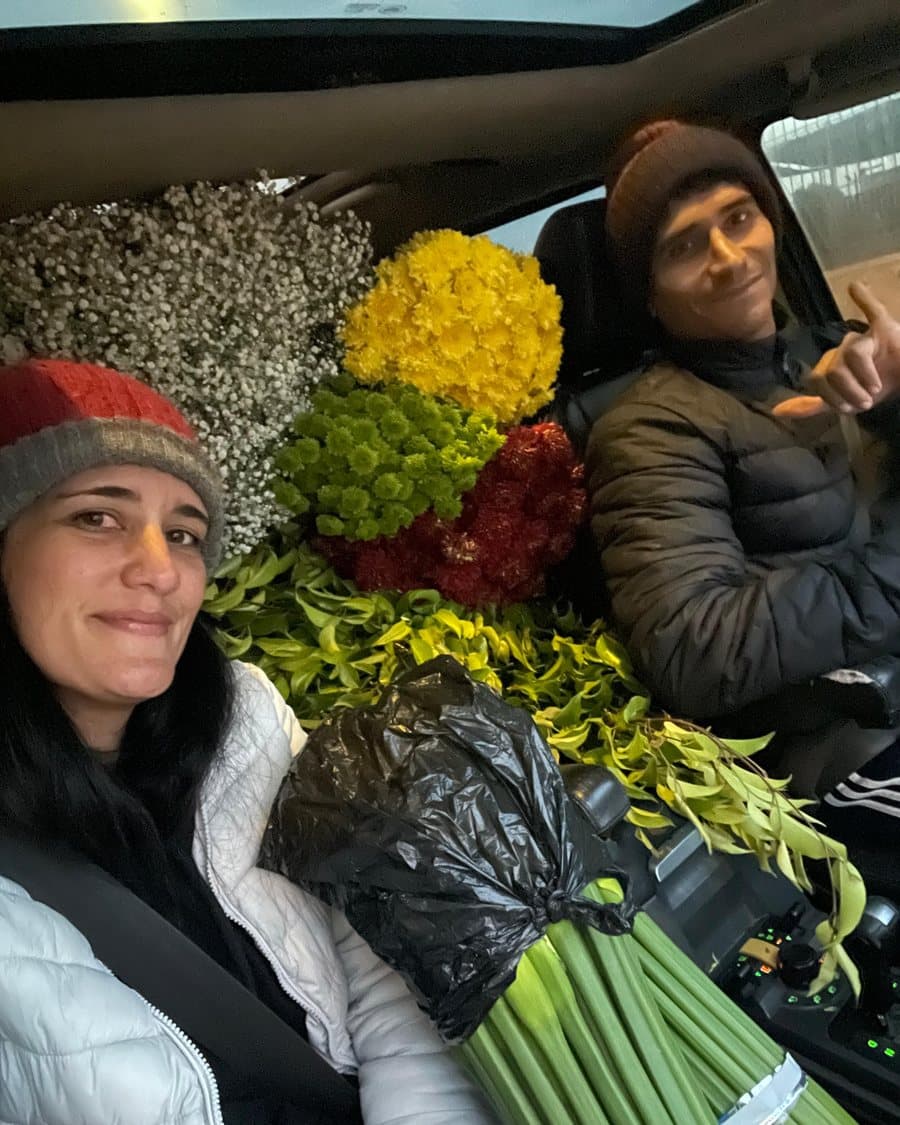 Paula y Juan Diego con un ramo de flores