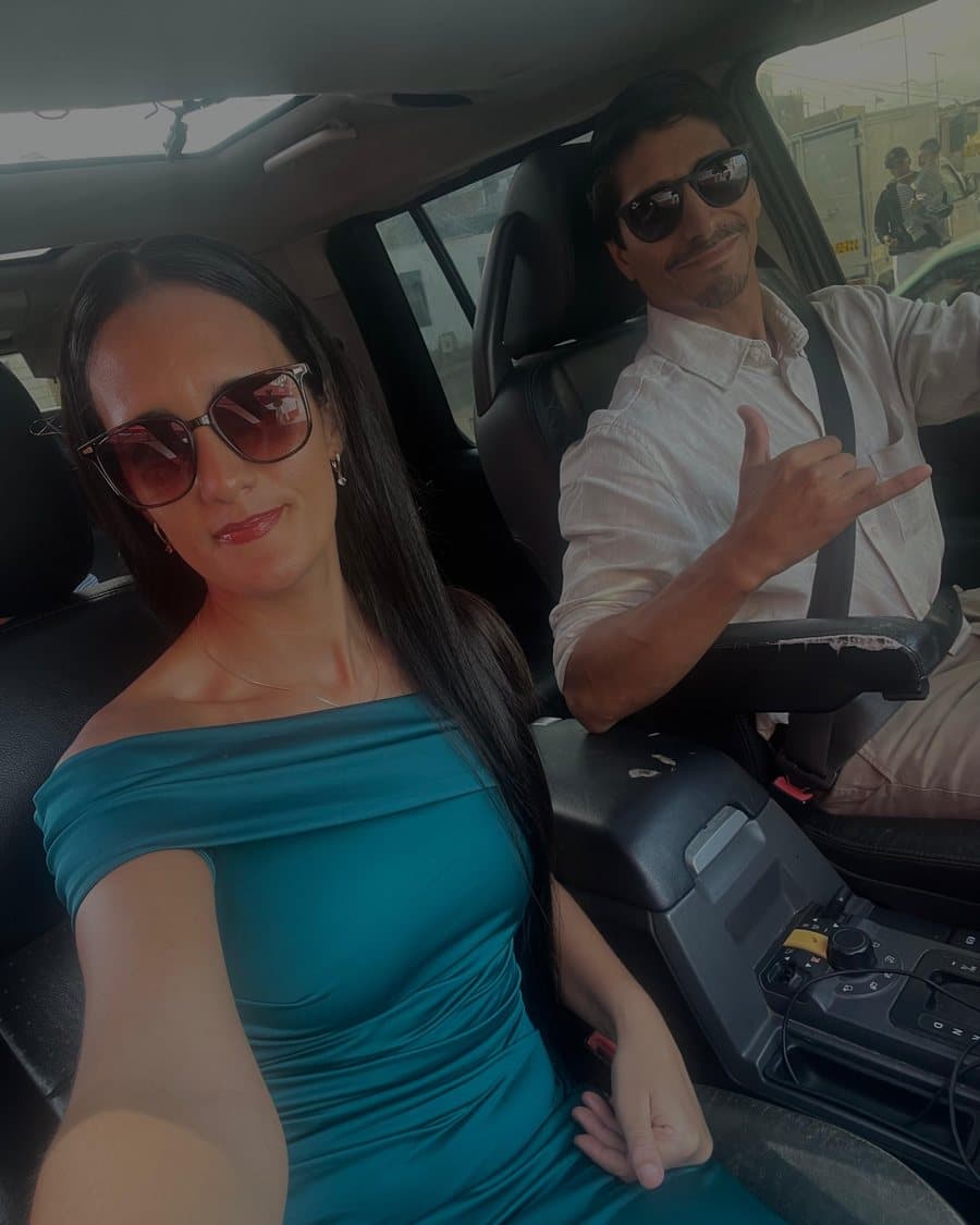 Paula y Juan Diego arreglados, en el carro