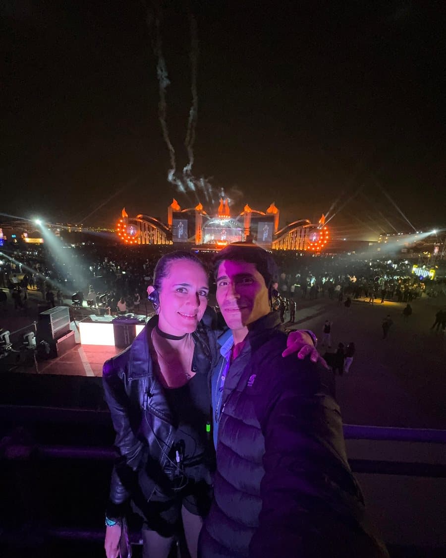 Paula y Juan Diego en un concierto de noche