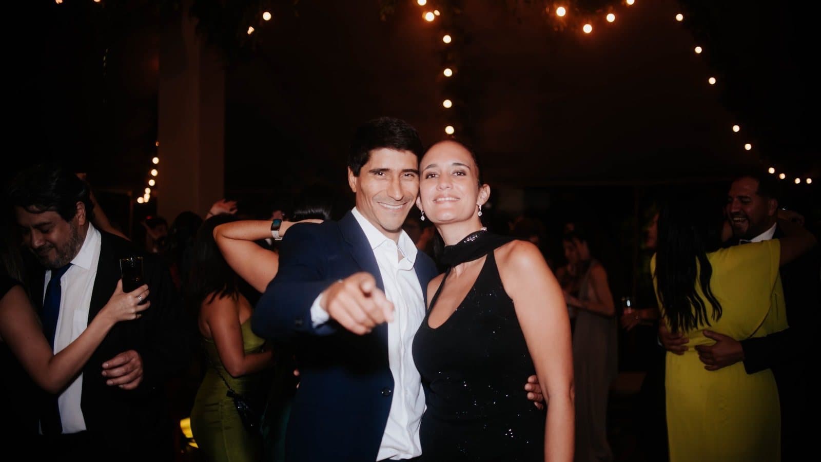 Paula y Juan Diego bailando bajo las luces colgantes
